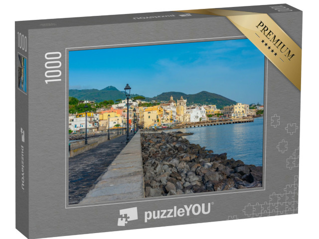 Puzzle 1000 pezzi „Veduta della città di Porto d'Ischia, che conduce al Castello Aragonese sull'isola d'Ischia, Italia.“