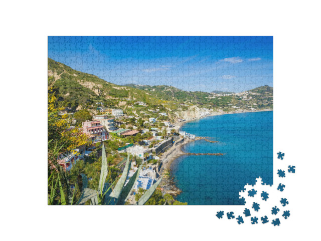 Puzzle 1000 pezzi „Vista della spiaggia Le Fumarole vicino a Sant'Angelo, sull'isola d'Ischia, con l'acqua limpida e azzurra“