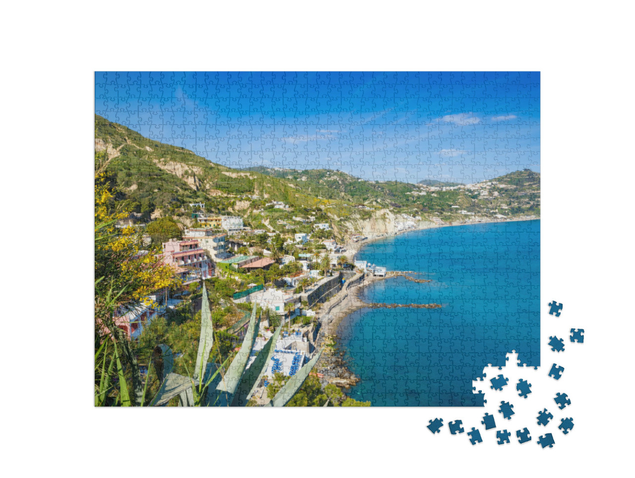 Puzzle 1000 pezzi „Vista della spiaggia Le Fumarole vicino a Sant'Angelo, sull'isola d'Ischia, con l'acqua limpida e azzurra“