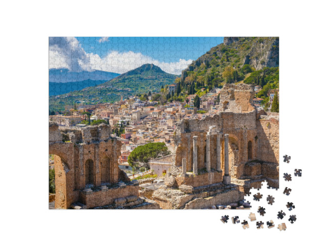Puzzle 1000 pezzi „Taormina in Sicilia, Italia. Rovine dell'antico teatro greco, l'Etna coperto dalle nuvole“