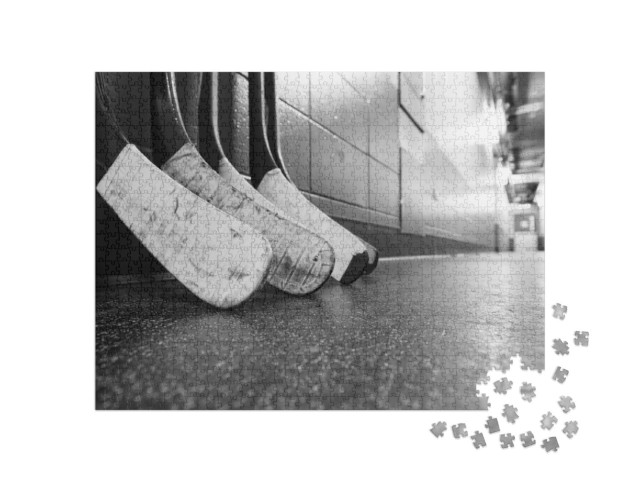 Puzzle 1000 pezzi „Bastone da hockey sul pavimento sporco del corridoio“