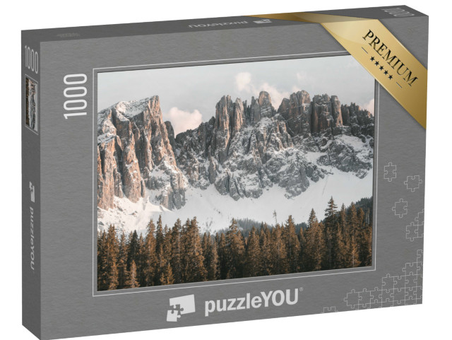 Puzzle 1000 pezzi „Una montagna innevata con pini in primo piano. Le maestose Dolomiti nelle Alpi italiane“