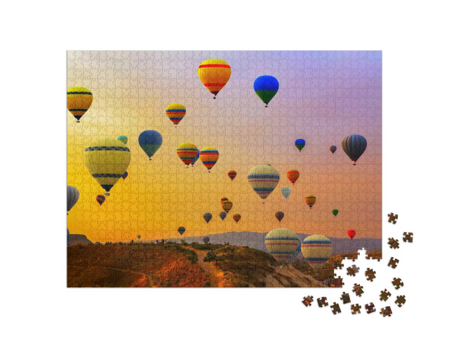 Puzzle 1000 pezzi „Mongolfiere in atterraggio su una montagna, Cappadocia, Turchia“