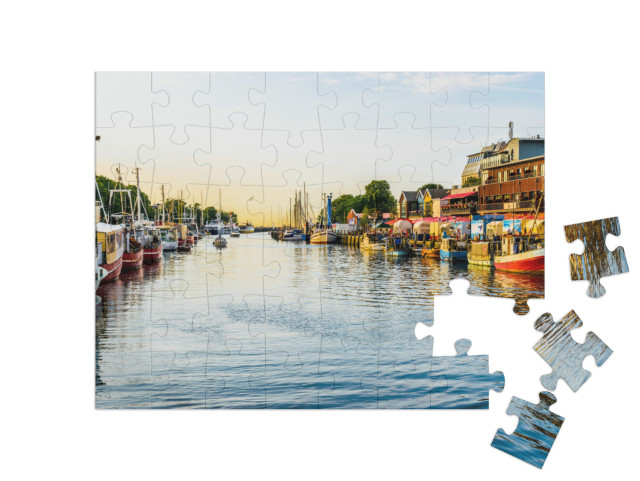 Puzzle 48 pezzi „Canale con navi e Mar Baltico a Warnemünde, Rostock, Germania“