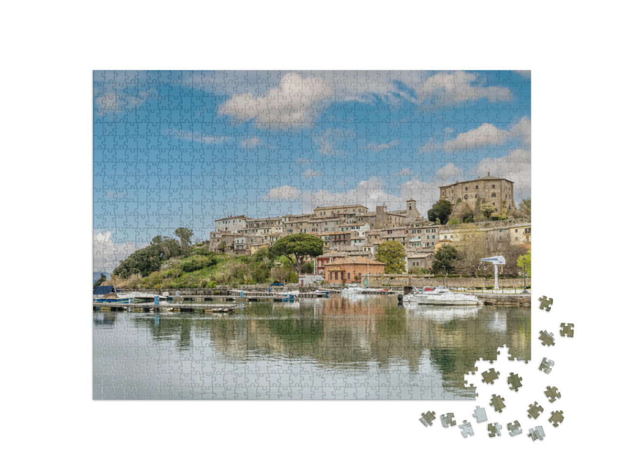 Puzzle 1000 pezzi „Il centro storico di Capodimonte e il porto sul lago di Bolsena, Italia“