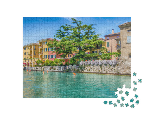 Puzzle 1000 pezzi „Vista panoramica di un canale nel centro della città di Sirmione, Lago di Garda, Italia“